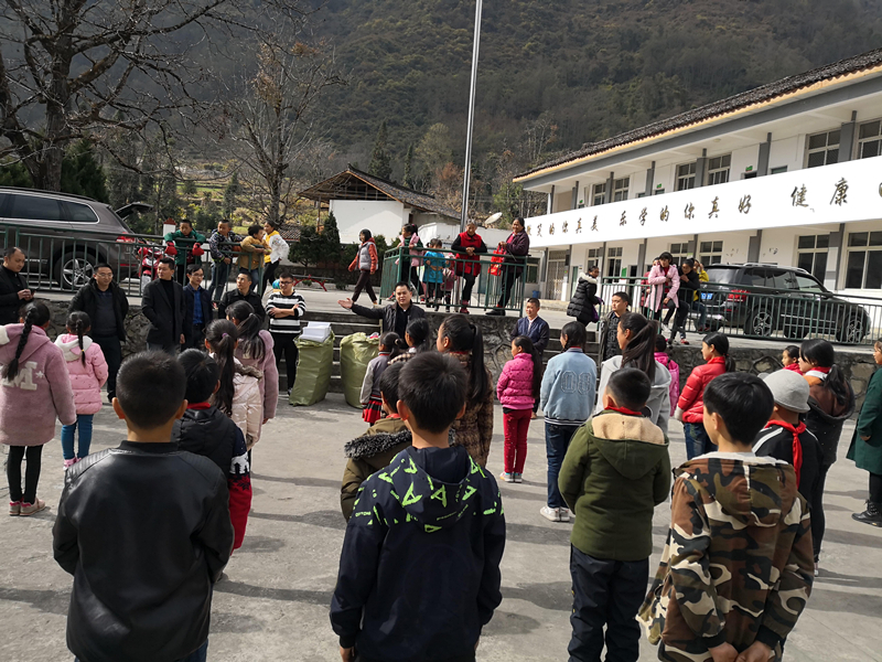 9001cc金沙首页成都校友会赴川西送温暖1.jpg