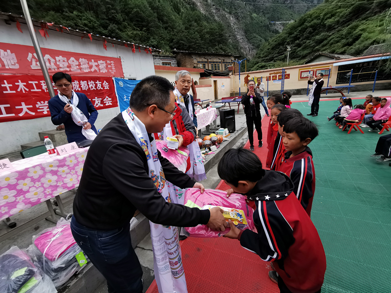 9001cc金沙首页校友组织开展向甘孜州雅江县瓦多乡中心小学捐赠活动2.jpg