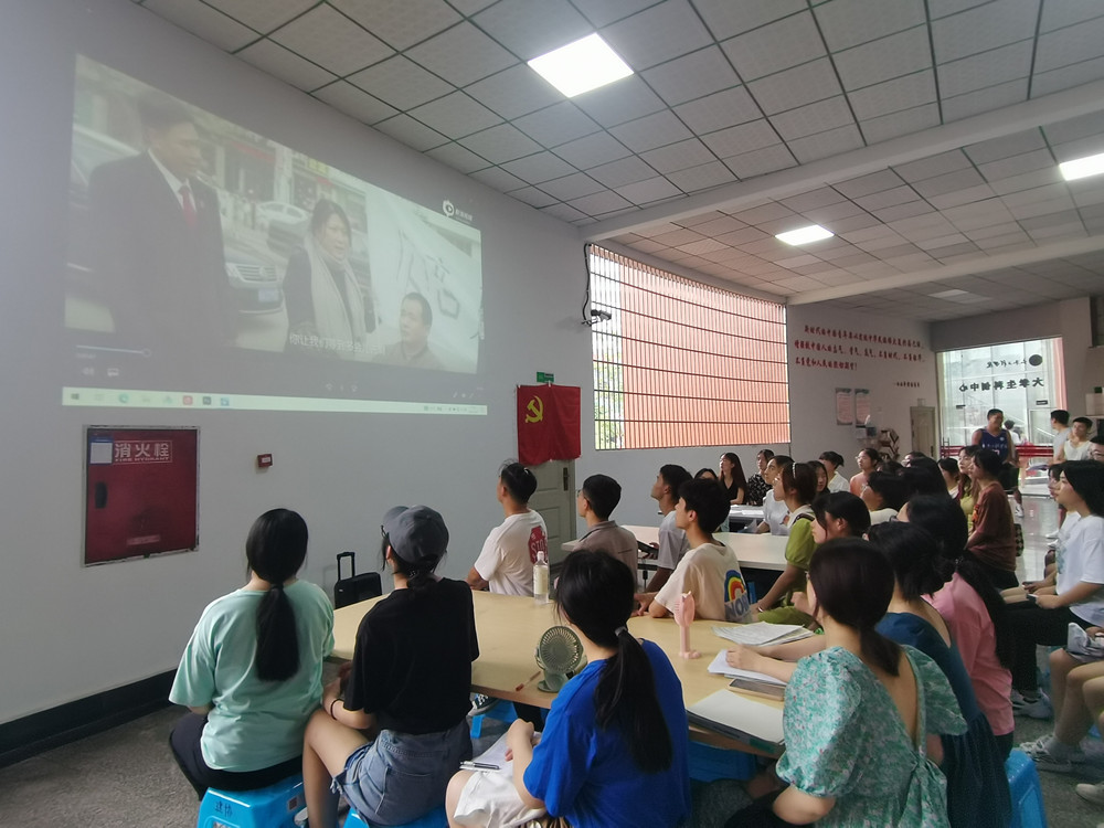 9001cc金沙首页学生党员二支部开展“廉政教育”观影活动2_副本.jpg 9001cc金沙首页学生党员二支部开展“廉政教育”观影活动2_副本.jpg